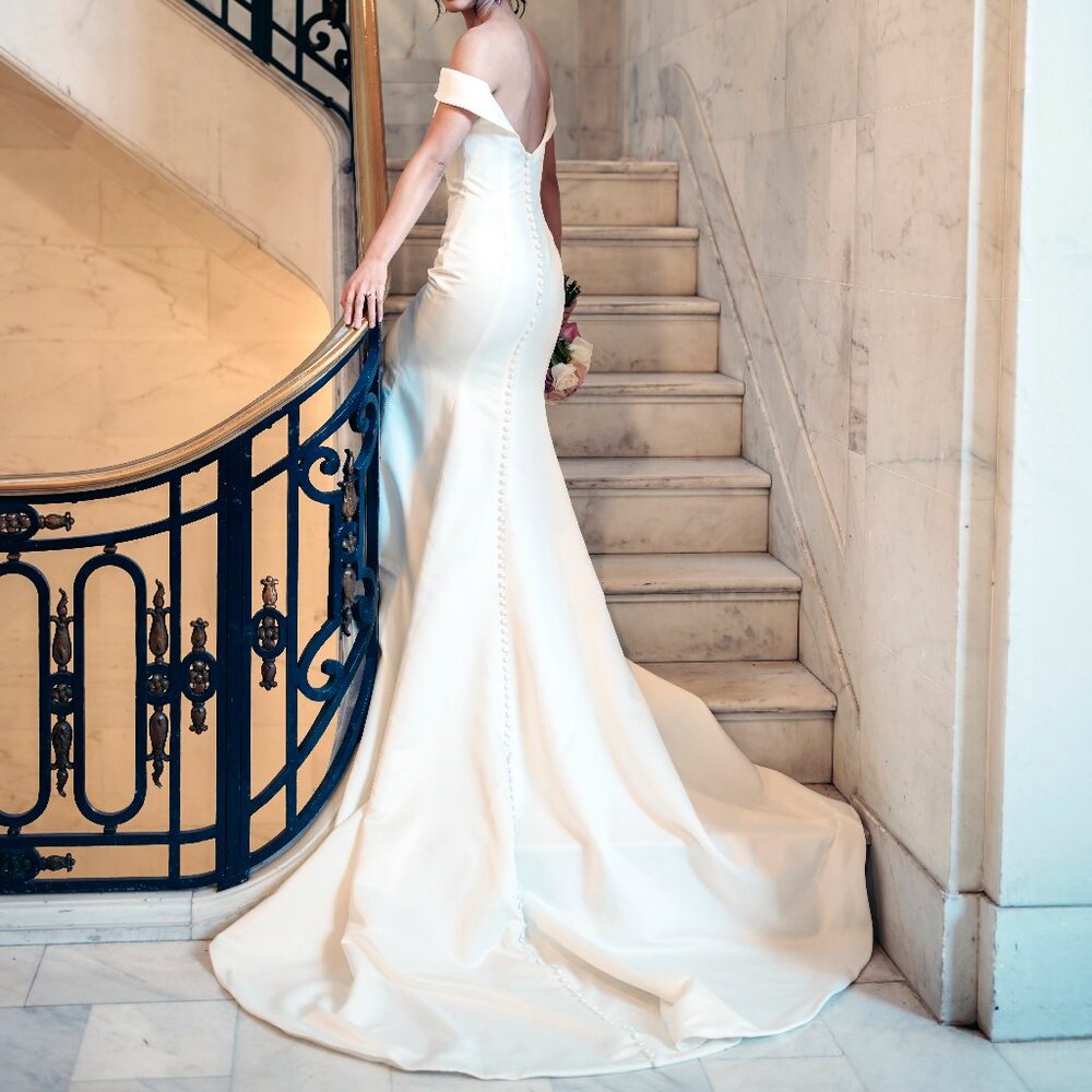 David's Bridal Elegant Wedding Gown - Tailored & Bustled - Size 0